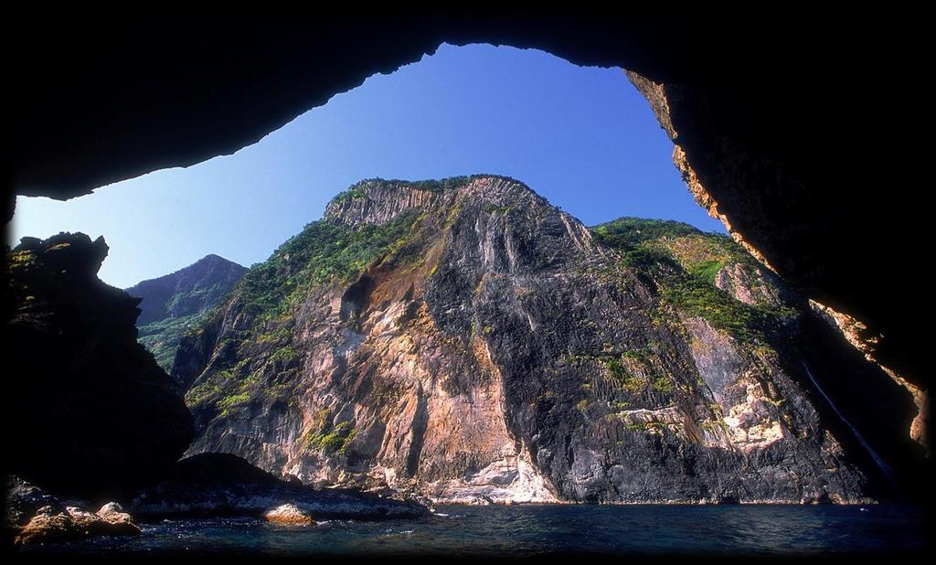 Ilha das Flores Explore as grutas marinhas *185 Passagem Aérea em Voo Sata: Terceira /