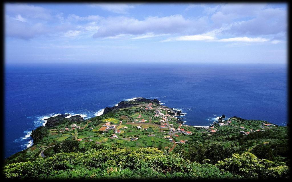 Ilha de São Jorge Explore os trilhos pedestre nas fajãs *135 Passagem Aérea em Voo Sata Air Açores: Terceira / São Jorge / Terceira, na classe de reserva H; Taxas de aeroporto Em voos diretos 14,58