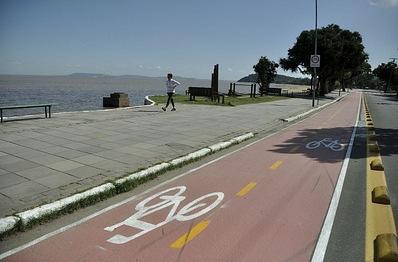 Para utilizar o serviço, o usuário deve realizar um cadastro pela internet e pagar as taxas referentes ao tempo e à frequência de uso das bicicletas. SAMBA, Rio de Janeiro.