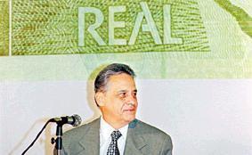 ITAMAR FRANCO - (1992-1995) O PLANO REAL RESUMINDO 1ª - Redução de gastos públicos e aumento dos impostos como forma de controlar as contas do governo.