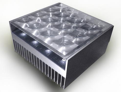 Esse módulo, produzido pela empresa SUNRGI, possui fator de concentração de 1500X e refrigeração passiva por meio de dissipador de calor aletado (SUNRGI, 2008). Figura 3.