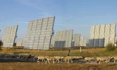 70 A Figura 3.17 mostra parte da usina HCPV de 12 MWp, denominada Parque Solar de Villafranca, instalada pela empresa Guascor-Fotón em Villafranca, Espanha (GUASCOR, 2008). Figura 3.17 Parte da planta de 12 MWp, com CPV de óptica refrativa, em Villafranca, Espanha.