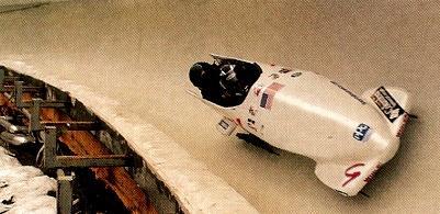 10-11-010 Movieo circulr u plo horizol: bobsled r que o bobsled cosig descrever curv forç resule