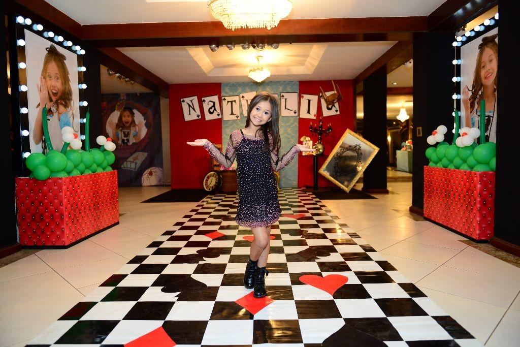 A pequena Nathalia Costa, sucesso com a personagem Alice na novela Êta Mundo Bom, comemorou seu aniversário de 8 anos na última sexta (09/09), com uma festa ambientada no mundo de Alice no País das