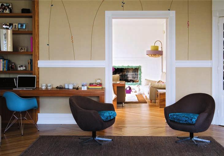 Na zona de trabalho, mesa e estante em afezélia com desenhos gravados. Cadeira DAR, por Charles e Ray Eames, da Vitra. Papel de parede bordado, no atelier Lígia Casanova.