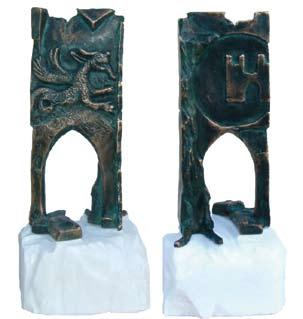 A escultura com as dimensões de 22*11*11 cm contém na frente um portal e sobre o mesmo a serpente alada que se encontra no brasão existente na muralha do castelo