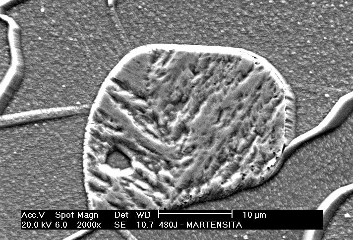 14 - Morfologia da martensita observada por microscopia eletrônica de