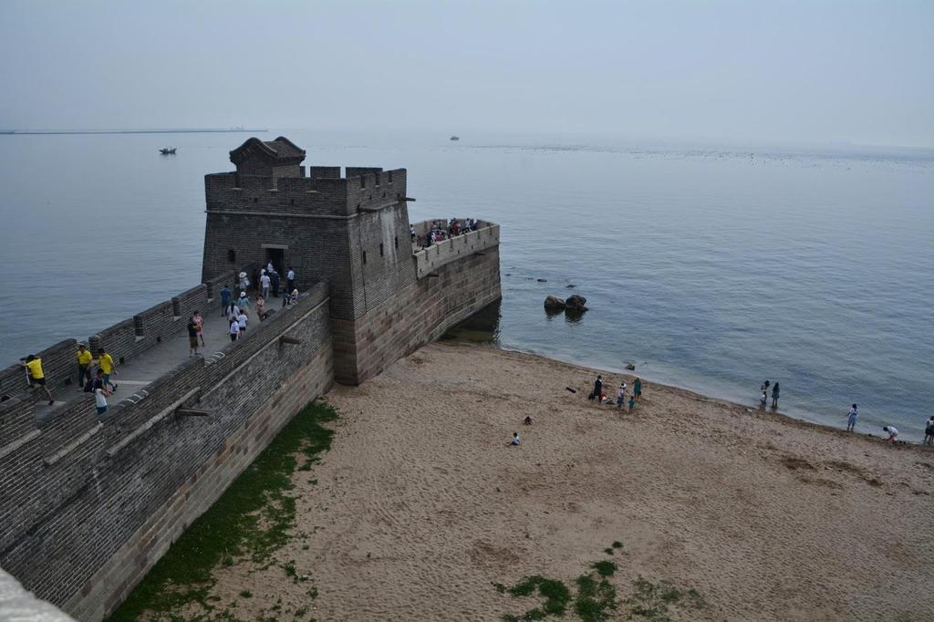 Segundo os chineses, o formato da muralha neste ponto é o de um dragão deitado bebendo água,