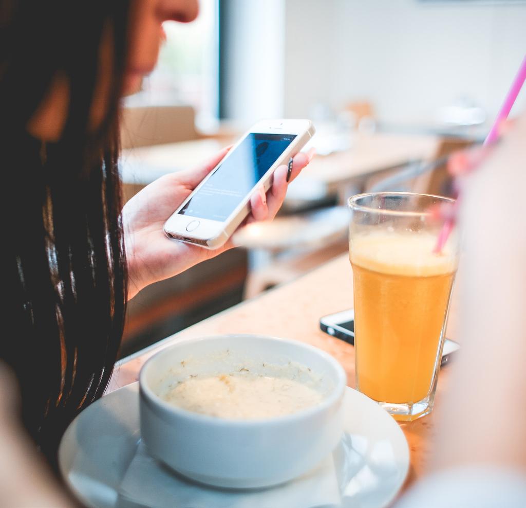 Ela estará presente no modo com que um marido conta a esposa como foi seu dia de trabalho, em conversas logo após o expediente, em happy hours, na hora