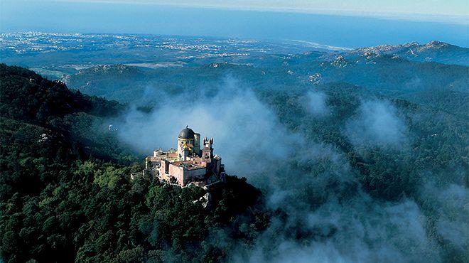 Início do passeio por Óbidos, extraordinária vila medieval declarada como Patrimônio Mundial pela Unesco. Passear por Óbidos, rodeada de muralhas e ameias, templos e igrejinhas, é viajar na história.