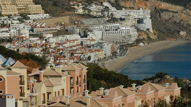 Sesimbra é um popular destino de férias e estância balneária.