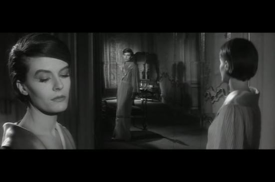 83 Fig. 12: Fotograma do filme L Anné derniére à Marienbad, de Alain Resnais, França, 1962, 94 min. A Mulher já olha o espelho e veste cinza.