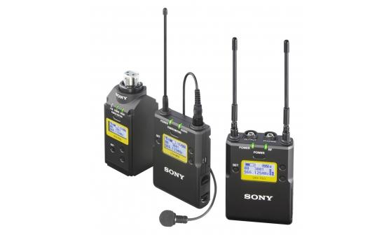 UWP-D16 Pacote de microfone sem fio de cinto UWP-D com transmissor de tomada XLR Visão geral Processamento de Áudio Digital para som de alta qualidade para produções ENG/EFP O pacote de microfone sem