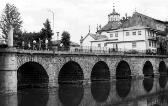 Fig. 1 - Ponte romana ainda em serviço A vida útil (de um elemento estrutural ou material) é o período de tempo depois da colocação em serviço durante o qual todas as suas propriedades excedem os