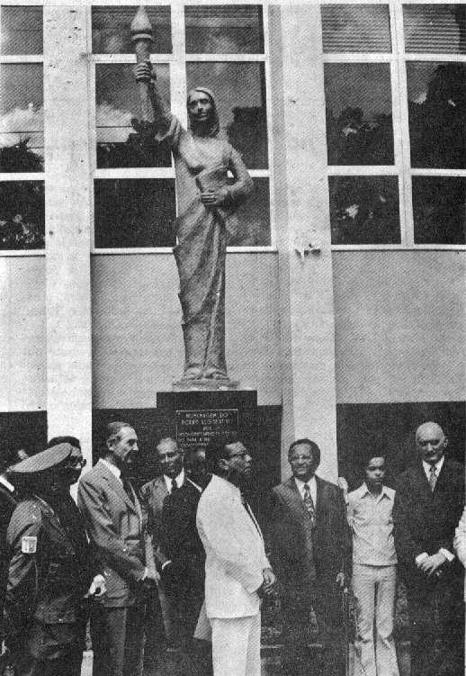 A Efeméride 28 O monumento foi obra do artista plástico e escultor João Pinto Martins, 29 que, segundo Gerson Peres, teria se empenhado em distanciar-se de uma mera imitação dos demais monumentos que