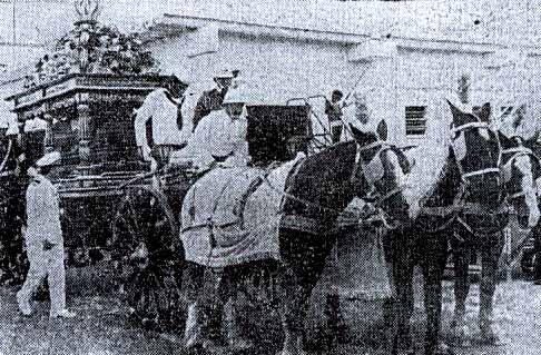 A Efeméride 70 A urna funerária seguiu em um coche imperial especialmente preparado para a ocasião, puxado por três belos exemplares eqüinos vindos de São Paulo, conduzido por três soldados, um de