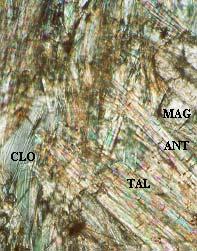 3 Amostra AM-03 (Acaiaca) Na amostra AM-03 (Figura 1c) o talco apresenta-se como mineral essencial predominante, constituindo finíssimas escamas, encontrando-se associado a antofilita.