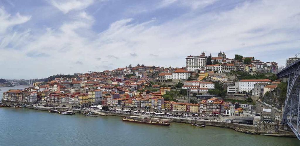 Cortiça, uma matéria prima natural e reciclável extraída dos sobreiros sem nunca prejudicar o normal desenvolvimento da espécie e sem danificar a árvore, possuindo características únicas que nenhum