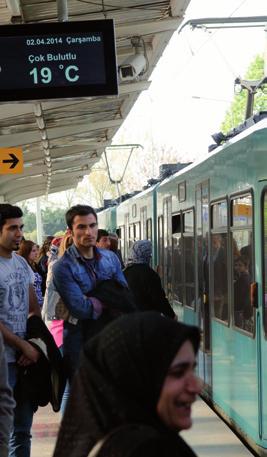 À se melhança de 10 % da população de Bursa, Lamia Avşar utiliza o sistema de metro ligeiro quase diariamente: «Sei que, utilizando o meu carro, teria demorado 45 minutos ou, provavelmente, uma hora,