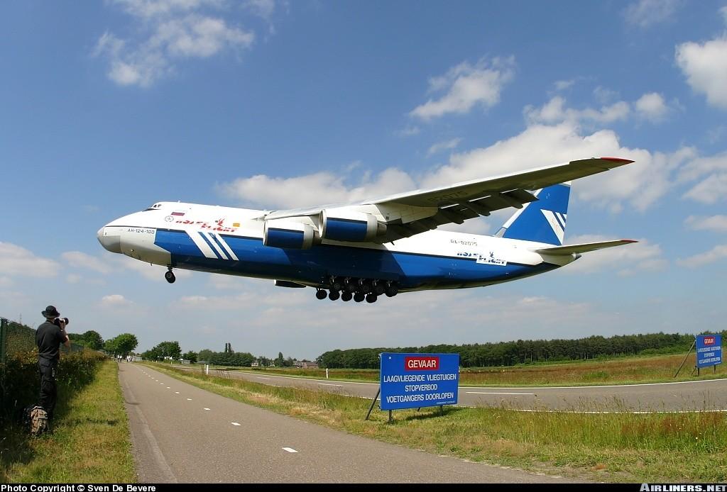 Antonov An-124 Tipo: Transporte Militar/Civil Comprimento: 68,96 m Peso máx: 405 toneladas Ano: 1982 Envergadura: 73,7 m Vel.