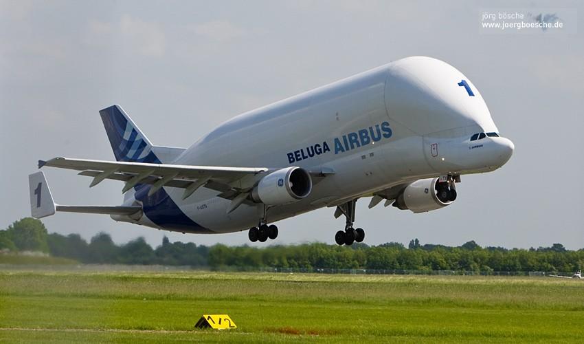 1990s-2000s Airbus Beluga Tipo: Avião de Carga Comprimento: 56,15 m Peso máx: 155 toneladas Ano: 1994 Envergadura: 44,84 m Vel.