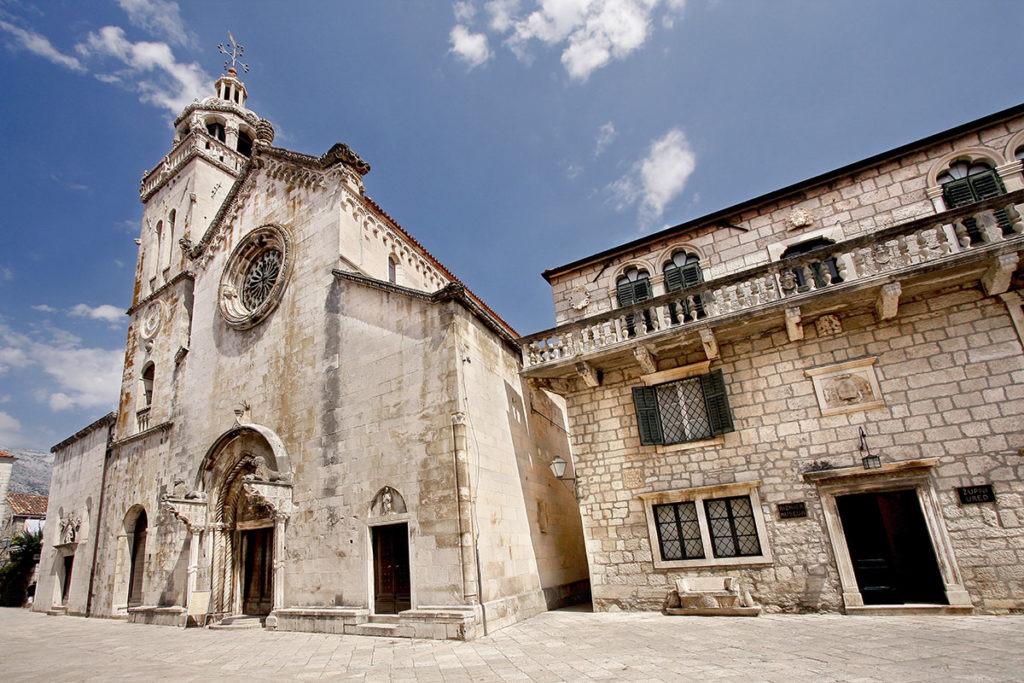 Jantar (incluído). Hospedagem em Split. 6º Dia Quinta-feira Split Café da manhã no hotel. Saída para uma visita a pé da cidade que se desenvolveu dentro das muralhas do Palácio de Diocleciano.