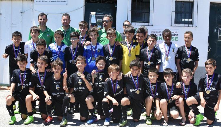 SUB-12 DO FARENSE INSUPERÁVEIS NA SEGUNDA FASE DO CAMPEONATO Percurso fantástico de jovens promessas A equipa de infantis sub-12 (futebol de sete) do Farense festejou a conquista do título distrital