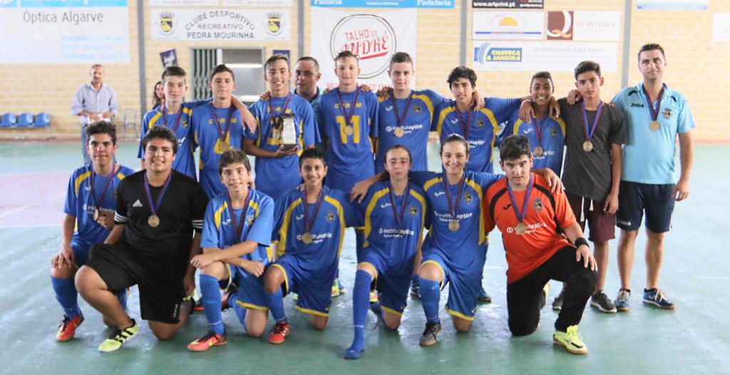 PEDRA MOURINHA FESTEJA CONQUISTA NO ESCALÃO DE INICIADOS Título garantido com emoção até ao fim O Clube Desportivo e Recreativo da Pedra Mourinha sagrou-se campeão do Algarve de iniciados, em futsal,