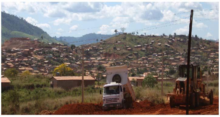 Pessimista -> > a mineração gera enclave e atraso socieconômico (economia crítica) Enclaves