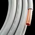 TUBO DE COBRE REVESTIDO EM ROLO O tubo de cobre em Rolo, revestido com polietileno directamente no processo de fabrico, é aplicado em diversos tipos de instalações, sobretudo quando é necessário uma