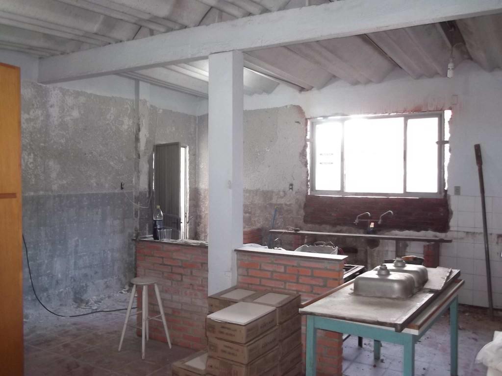 Nossa cozinha também está em reformas, estando previstas a troca do piso, colocação de novo revestimento nas paredes e forro de PVC.