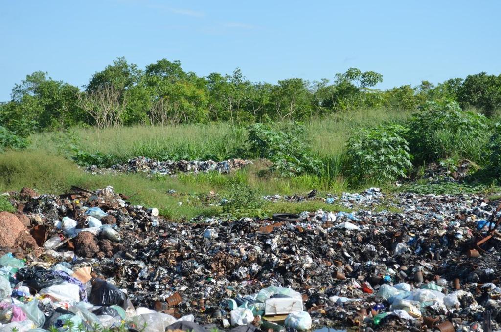 Área do aterro sanitário Segundo informações, esse lixão está funcionando à cerca de dez anos neste local e esta a 2,7 km do centro urbano.