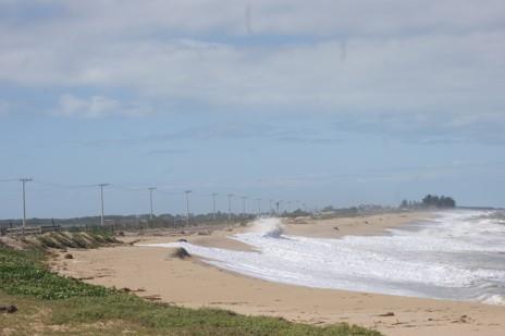 ao sul e ao norte do guia-corrente é de aproximados 290 m. O recuo erosivo, ao norte, ocorre ao longo de um segmento de aproximados 7 km entre a posição Barra do Furado e a posição Lagamar.