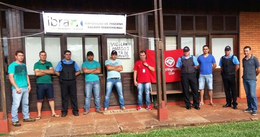 Vigilantes da empresa Código paralisam atividades nas Ruínas de São Miguel (RS) Eles vão parar de novo se não receberem logo o que a empresa lhes deve Todos os dez vigilantes da empresa Código que