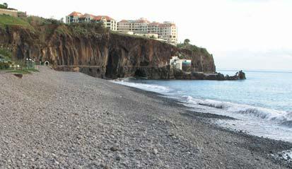 a) b) Figura 2 Extremos da praia Formosa (24/11/19): a) rochedo Oeste; b) promontório Leste.