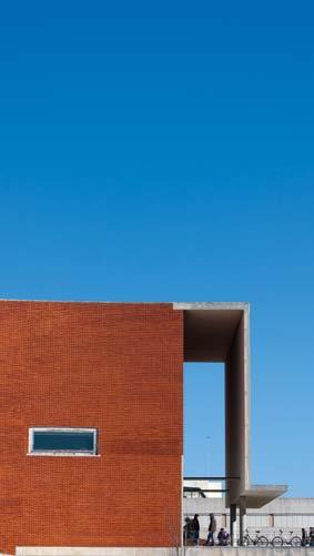 Um campus exemplar A Universidade de Aveiro encontra-se situada junto à Ria de Aveiro e insere-se num Campus premiado, conhecido pelos seus edifícios desenhados por arquitetos Portugueses de renome.