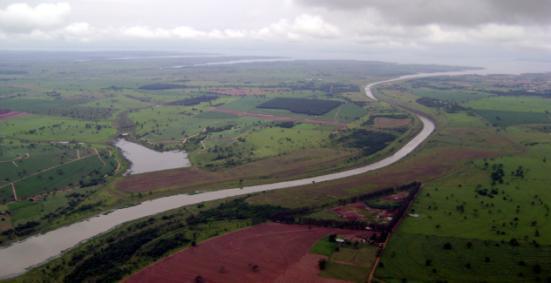 Panorama no rio Paraná, e Anhembi, Pederneiras (Figura 12) e Santa Maria da Serra nos rios Tietê e Piracicaba (DH, 2015). Figura 12 Terminal multimodal de Pederneiras-SP Fonte: DH (2015).