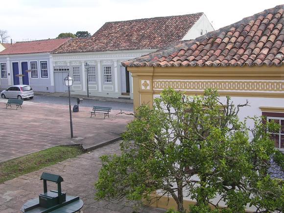 1265 IMAGEM 2 Parte do Centro Histórico da Lapa FONTE: Arquivo pessoal das autoras 2 MINI-CURSO: CONSERVAR PARA NÃO RESTAURAR A proposta do curso foi dar algumas noções básicas dos princípios de