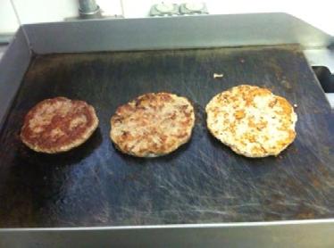 Os hambúrgueres foram aquecidos em uma chapa a 180ºC até atingirem a temperatura interna de 75ºC no centro geométrico (aproximadamente