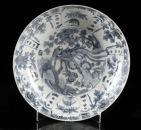80 TAÇA RECORTADA em porcelana da China, Dinastia Ming, período Wanli (1573-1620), decorada a azul e branco representando ao centro, rochedo e flores e, na aba, quatro reservas com motivos florais.