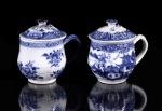 97 SALEIRO REDONDO RECORTADO em porcelana da China, Cª das Índias, período Qianlong (1736-1795), decorado a azul e branco representando jardim com rochedo,