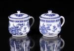 98 DUAS CREMEIRAS em porcelana da China, Cª das Índias, período Qianlong (1736-1795), decoradas a azul e branco, uma representando paisagem fluvial com