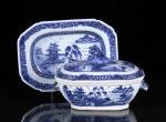 100 TERRINA PEQUENA COM TRAVESSA em porcelana da China, Cª das Índias, período Qianlong (1736-1795), decorada a azul e branco representando paisagens