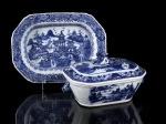 101 TERRINA PEQUENA COM TRAVESSA em porcelana da China, Cª das Índias, período Qianlong (1736-1795), decoração azul e branca representando paisagem fluvial