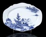 106 TRAVESSA OVAL RECORTADA em porcelana da China, Cª das Índias, período Qianlong (1736-1795), decorada ao centro com jardim, chorão, peóneas e insecto. Dim. 31x24 cm.