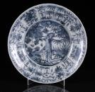 Base de licitação: 1500 121 PRATO FUNDO em porcelana da China, Dinastia Ming (1368-1644), Swatow, decorado a azul e branco, representando ao centro pássaro em paisagem e, na aba, motivos