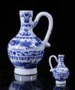 Base de licitação: 700 122 COVILHETE REDONDO em porcelana da China, Dinastia Ming (1368-1644), Swatow, decorado a azul e branco representando pássaro e motivos florais (pequena esbeiçadela).