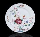 341 PRATO DE GRANDES DIMENSÕES em porcelana da China, Cª das Índias, família rosa, período Qianlong (1736-1795), decorado com motivos florais