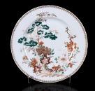 Base de licitação: 800 342 PRATO DE GRANDES DIMENSÕES em porcelana da China, Cª das Índias, família rosa, período Qianlong (1736-1795), decorado com
