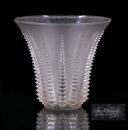 532 RENÉ LALIQUE (1860-1945), JARRA ART-DECO em cristal fosco e translúcido, com decoração relevada (esbeiçadela no bocal). Marcada. Alt. 22 cm.